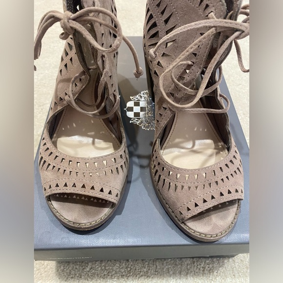 Vince Camuto Tarita Sandals Smoke Cloud True Suede SZ 6.6 - Picture 2 of 7